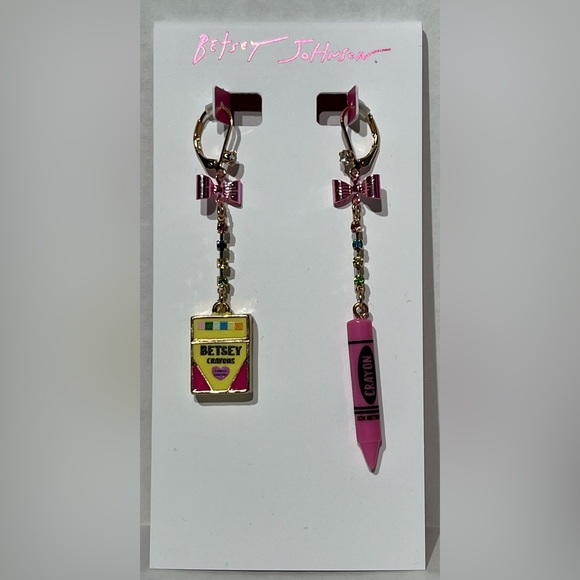 Betsey Johnson Back To School Pink Bow Crayon Box Mismatch Drop Earrings NEW - Picture 1 of 5